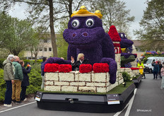 De kikkerkoning van Gemeente Lisse. "Zo klopt het hart van de Bollenstreek, waar het sprookje nooit eindigt!"