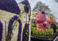 Een afstudeerproject over de bestrijding van de Japanse Duizendknoop in samenwerking met een hoveniersbedrijf en gemeente Hillegom. De Duizendknoop verspreidt zich in razend tempo. De inheemse planten worden verstikt en krijgen geen kans. Dit heeft ertoe geleid dat varkens worden ingezet in de strijd tegen deze exoot.