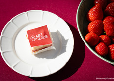 Een taartje met het nieuwe logo kan niet ontbreken