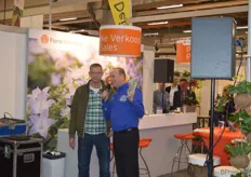 Ruud Emmerik, persoonlijk verkoper, overhandigt het eerste exemplaar van PV Flits aan Cock van Berkel, hoofd inkoper van Novi Flora.