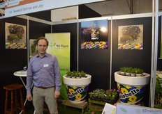Rob Stoffer van Kwekerij Sorrow and Joy. De kweker doet in het voorjaar Pelagonium, Petunia en Calibrachoa en in het najaar pluischrysanten.