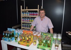 Peter King van V/d Velden Waterplanten. Op de voorgrond een nieuwe productlijn: waterplanten, woestijnplanten en moerasplanten in glazen potjes.