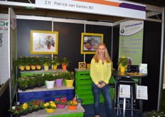 Henriëtte van Santen van Patrick van Santen. De kwekerij voert een breed aanbod aan pot- en perkplanten.