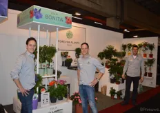 Kwekersvereniging Forever Plant, met op de foto de gebroeders Joost en Freek Janssen en op de achtergrond John Langeslag