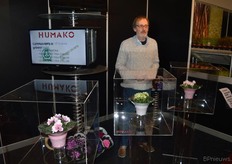 Ruud van der Hulst van Humako, kweker van een bijzonder soort plant genaamd Saintpaulia's.