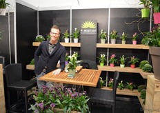 John Mostert van plantenkwekerij P. Mostert. In de stand schitteren Zantedeschia's, een type calla's.