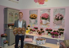 SlijkermanKalanchoë, hier vertegenwoordigd door Stef Berkhout, met een tray kalanchoë uit de Serenity lijn in de hand.