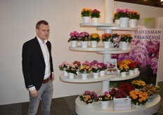 Nogmaals SlijkermanKalanchoë, maar hier op de stand van Decorum. SlijkermanKalanchoë is een van de ongeveer 60 kwekers die zijn aansgesloten bij Decorum. Op de foto Frank Dignum