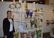 Esther v/d Bos van Bos Orchids. Ook buiten het Decorum plein had Bos Orchids een eigen stand. Het bedrijf levert wel heel bijzondere orchideeën, namelijk exemplaren die met inkt zijn ingespoten en aldus bijzondere kleuren krijgen.