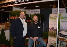 Links Jeroen Kooiman, Persoonlijk Verkoper bij FloraHolland. Naast hem Arjan 't Mannetje van Boomkwekerij 't Mannetje, een van de bedrijven waarbij Kooiman helpt in de verkoop.