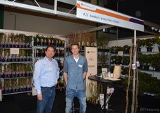 Erik Rijnbeek van Boomkwekerij Robert Rijnbeek is een van zes kwekers in de de Hans Vlekke Groep. Hans Vlekke is de meneer links, Persoonlijk Verkoper bij FloraHolland.
