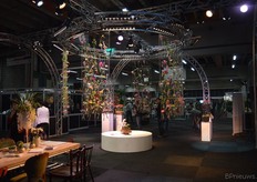 In een hoek van de beurs werd het Florist Event georganiseerd. Decor was deze carousel met 'zwevende' bloemen.