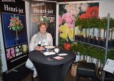 Kwekerij Henri-Jet, met hier slechts Jet en geen Henri. De kweker doet in stamrozen en tuinhortensia's en heeft ook een Persoonlijk Verkoper van FloraHolland, Nico Kortekaas, in de arm genomen.