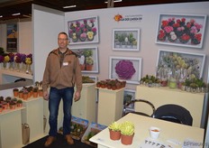 Cactuskwekerij van der Linden. 'In april en mei zou je eens moeten kijken, dan is de kas een zee van kleuren en staat alles in bloei,' vertelde Frans van der Linden enthousiast.