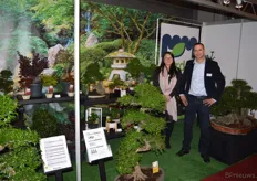 Iden en Fred Müller van MM Garden, een bedrijf dat bonsai boompjes importeert. De meeste boompjes zijn bij verkoop 1 of 2 jaar oud, maar sommigen staan wel tientallen jaren voordat zij verkocht worden.