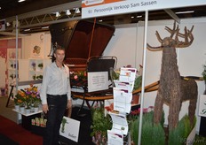 Persoonlijk Verkoper van FloraHolland Sam Sassen had voor 'zijn' kwekers een eigen stand ingericht. De koets is van Gerberakwekerij Gebroeders K'Nijnenbrug.