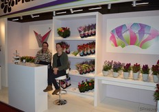 Margriet en Jolande van LV Plant. De kweker teelt in de herfst en wintermaanden groentenplanten, maar in het voorjaar en de zomer potplanten.