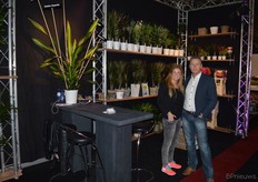 Francisca Reijm en Piet-Jan Reijm van potplanten- en gerberakwekerij Reijm.