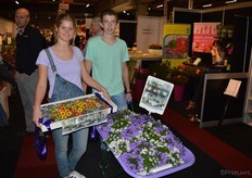 Nadia Olsthoorn en Mike de Groot trakteerden bezoekers op een chocolaatje van Addenda