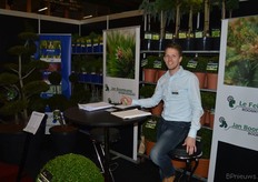 Tom Vollenbroek van Jan Boomkamp boomkwekerijen. Er is een specialist in dienst, die de boompjes op zo'n manier bijsnoeit dat dergelijke bijzondere vormen ontstaan.