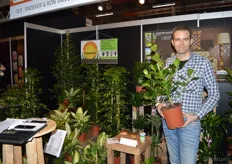 Ron van den Bosch van potplantenkwekerij van den Bosch. De plant is een 'Clusia Rosea Green Magic,' een noviteit.