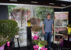 Peter van Leuven, van het Duitse gartenbau bedrijf Peter van Leuven. Het bedrijf kweekt Boronia's, een plant die`oorspronkelijk uit Australië komt.