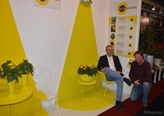 Sjaak Buijs (links) van SunSation, een samenwerkingsverband tussen verschillende zonnebloemtelers dat op de beurs gelanceerd werd. Rene van Holseyn, verkoper bij FloraHolland, sprong er op de foto even bij.