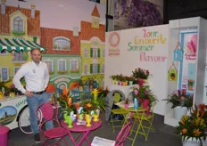 Marc van Straalen op de kleurrijke stand van Bromelia Specialist