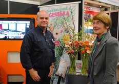Arie Bezemer van de Bloemistenservices van FloraHolland met Doorke van Balen van FloraHolland.