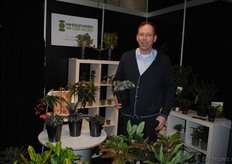 Jos van der Velden van Handelskwekerij van der Velden laat de combinatie met grijstinten zien - iets dat dit najaar terugkomt. Het assortiment van Van der Velden omvat meer dan 200 producten. Dagelijks wordt er twee keer geleverd.