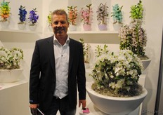 John Zuijderwijk van Bos Orchids, bij de kleurrijke en de boogvormige orchideeën.