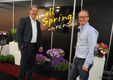 Ruud Scheffers, van Dracaena-kwekerij De Plaats (www.dragontree.nl) is niet de nieuwe verkoper van Peter Zuidgeest en PZ Planten, maar komt wel even gezellig kletsen in de stand.