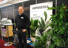 Dirk Mermans van Kwekerij Dirk Mermans aarde en hydrocultuur staat bij de aspidistra.