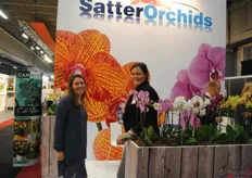 Bij Satter Orchids staan Anita Satter en Suzanna Hoek van Intergreen - allebei dol op foto's.