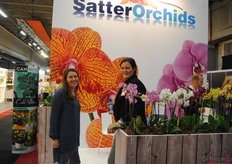 Bij Satter Orchids staan Anita Satter en Suzanna Hoek van Intergreen - allebei dol op foto's.