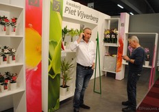 Arend Noordam van Kwekerij Piet Vijverberg is zelfs op de beurs druk aan het handelen.