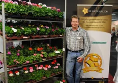Bas van der Wilt van Bas van der Wilt potplantenkwekerij in Waddinxveen. In zijn kas staan diverse producten gekweekt zoals Geranium, Petunia, Verbena, Impatiens, Poinsettia maar ook Bolchrysanten.