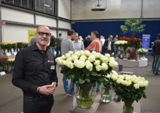 Erik Wassenaar, veilingmeester bij FloraHolland in Aalsmeer, ziet dagelijks met name grootbloemige rozen aan de klok voorbij komen.