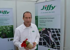 Sander Clemens van Jiffy laat composteerbare potjes zien die minder snel afgebroken worden: 12-15 weken.