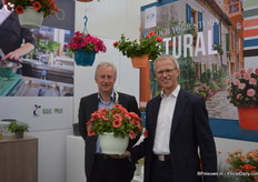 Geert Van de Voorde en Kees Waque van Desch Plantpak met een pot uit de nieuwe voorjaar 2016 collectie. Deze collectie bestaat uit 3 trends, namelijk: natural, clear en LOL. Natural werd gepresenteerd bij Florensis tijdens de FlowerTrials. Deze collectie bestaat uit potten met natuurlijke tinten en gewaagde kleuren, blauw en oranje bijvoorbeeld.