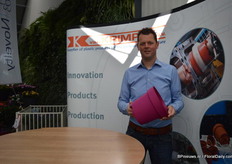 "Jacob Ballegooijen van Vand Krimpen met de DecoTainer. Het is een decoratieve pot en container. De samenvoeging van Decor en container zegt het al. De pot wordt onder de slogan "Simply Beautiful" in de markt gezet."