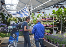 Bezoekers met elkaar in gesprek bij Florensis.