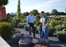 Bezoekers kijken naar de planten van Florensis.