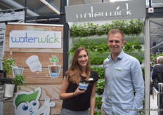 Marleen van Haaften en Robert Jan in ‘t Veld van Waterwick met een 12 cm pot met een Waterwick stick. Dit is een touwtje die gebruikt wordt zodat de planten langer kunnen blijven staan zonder meer werk van de consument. De toevoer van water gaat via het touwtje.