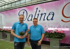 Sander Burger van Young Flowers en Jan Knudsen van Naeldebakken met de Blue Heart. Deze plant trok de aandacht tijdens de FlowerTrials.