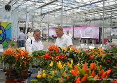 Ofrir Elasar (rechts) van Hishtil praat met een bezoeker.