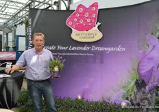 Jaap Zeelenberg vertegenwoordigd Butterfly Garden op de FlowerTrials. Op de foto met de Lavendula Stoechas. Deze lavendel heeft een grote hoeveelheid bloemen, goede doorbloei en bloeit meerdere keren.