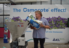 Riny WestDijk van ICL Specialty Fertilizers giet de meststoffen van ICL Specialty Fertilizers in de Osmocote van Flier Systemes. De meststoffen kunnen een oplssing bieder voor problemen in de teelt, zoals ketenhoudbaarheid, het verminderen van emisse, het plantspecifiek bemesten en het scheiden van water en voeding.