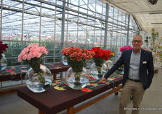 Marcel van Steekelenburg, sales manager bij HilverdaKooij, vertelde over de presentatie. De tafelovertrekken, met daarop de nieuwste anjer-varieteiten, liet het bedrijf speciaal voor de gelegenheid ontwerpen.