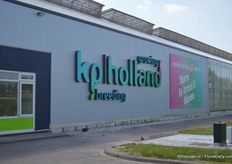 Het nieuwe logo prijkt op de gevel